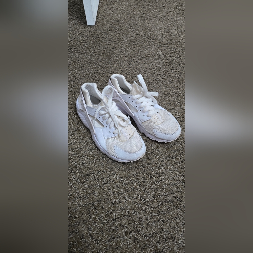 💫White Nike Huaraches💫